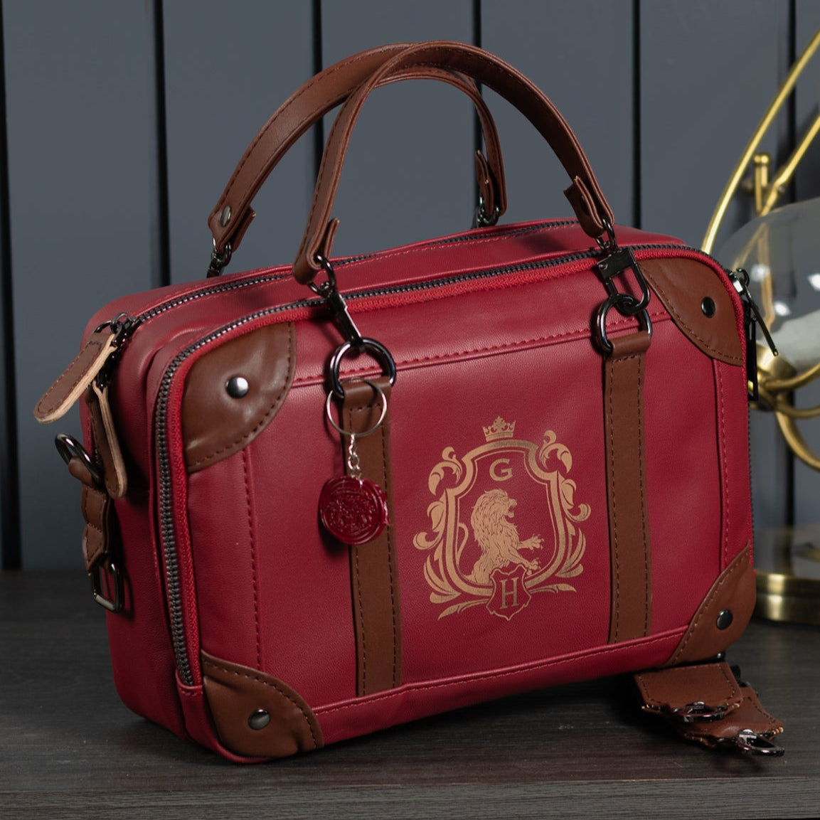 Mini Maletín: Gryffind... Tipo Crossbody, mariconera, bandolera.